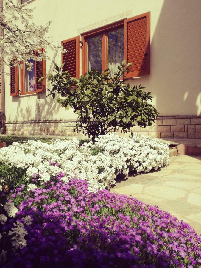 Room Kris With Private Entrance & Private Bathroom Vilanija Exterior photo