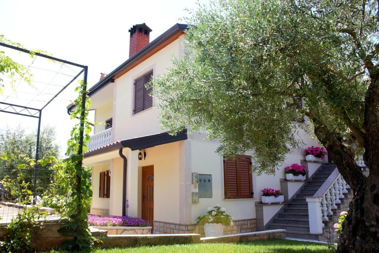 Room Kris With Private Entrance & Private Bathroom Vilanija Exterior photo
