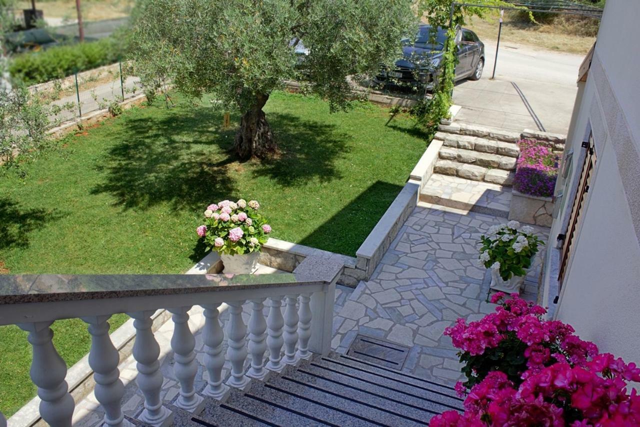 Room Kris With Private Entrance & Private Bathroom Vilanija Exterior photo